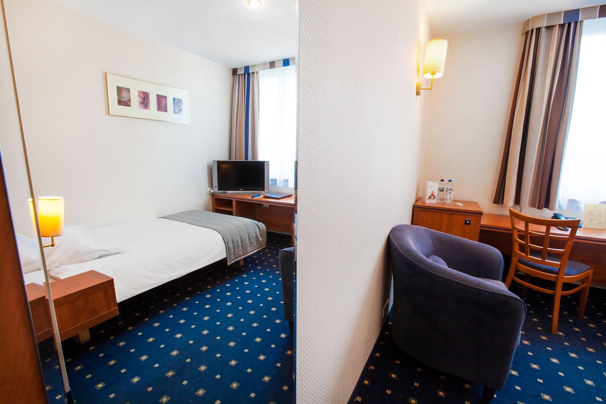 Qubus Hotel Glogow Exterior photo