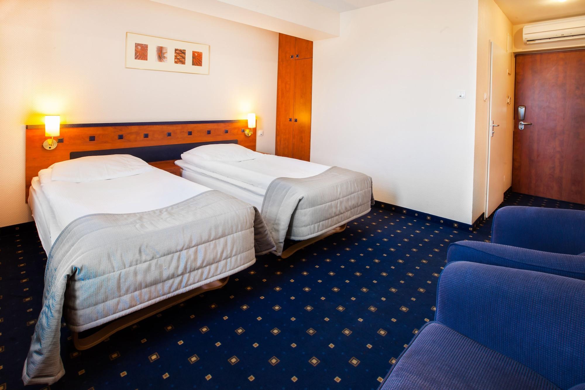 Qubus Hotel Glogow Exterior photo