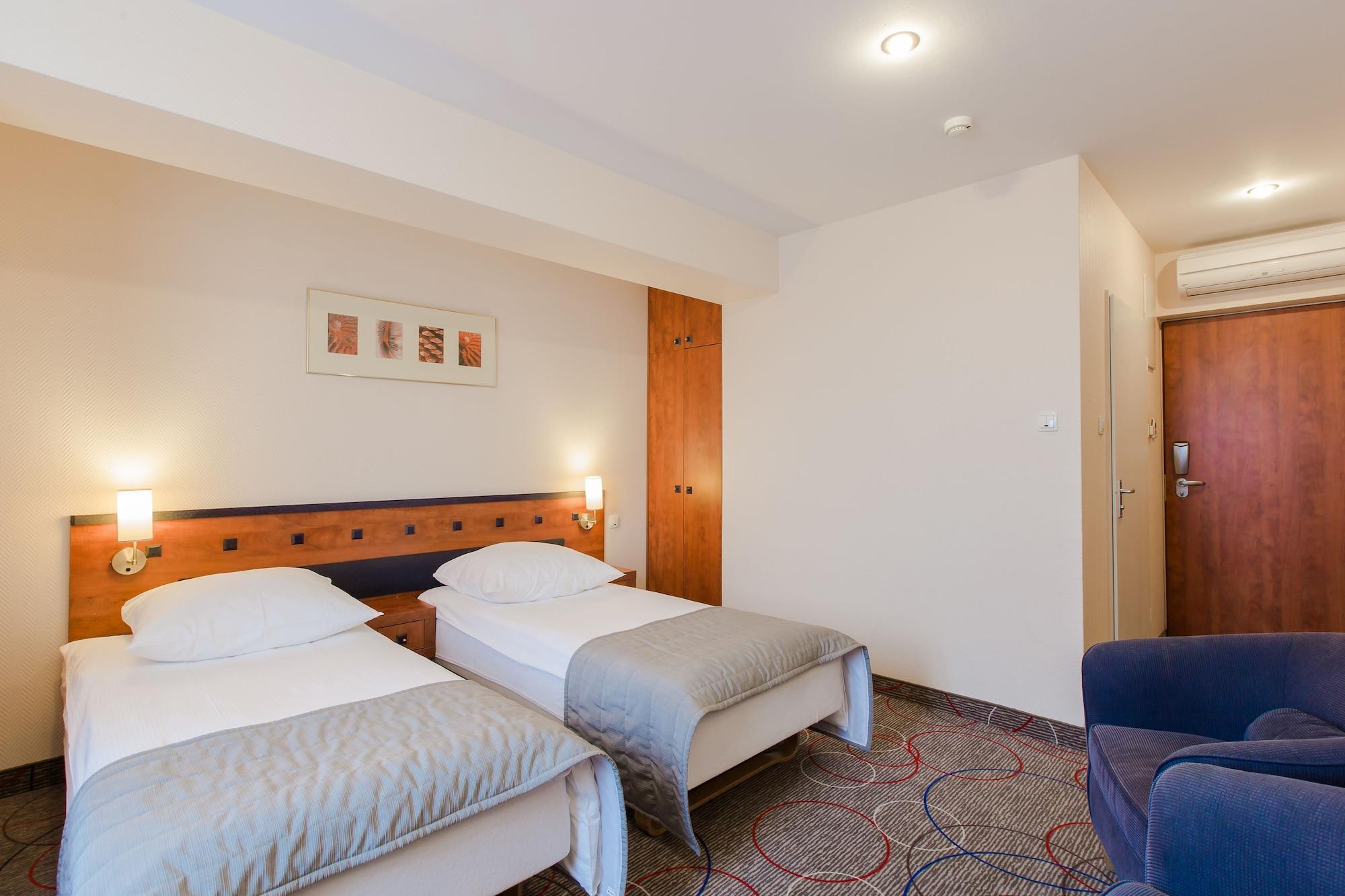 Qubus Hotel Glogow Exterior photo